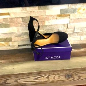 Lauren Conrad Black 8.5 closed toe 3.5 heel strap on